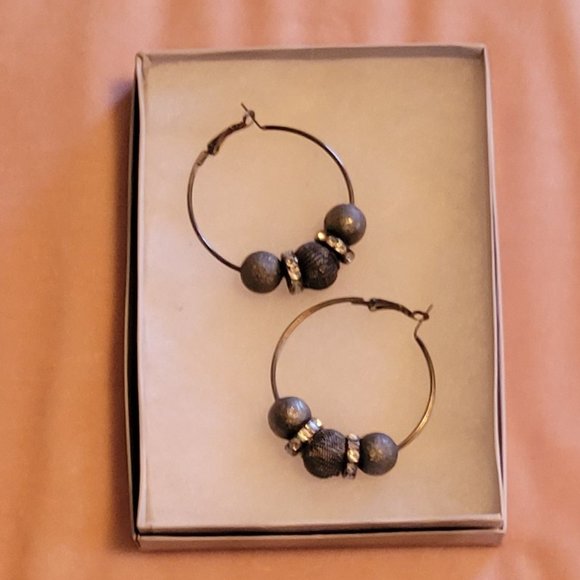 Hypoallergenic bling silver pendant circle with 3 steel balls hoop earrings. - Picture 3 of 4